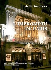 Un bâtiment avec un balcon et des gens qui marchent. Un bâtiment avec un balcon et des gens qui marchent.