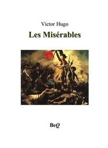 La couverture du livre « Les Misérables » de Victor Hugo, avec une peinture historique représentant une scène de révolution avec des gens hissant des drapeaux sur des barricades. Le nom de l'auteur figure en haut et l'éditeur est BeQ.