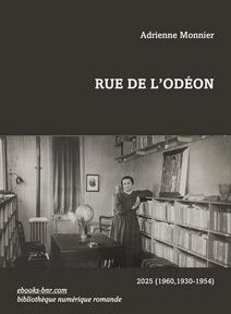 Photo en noir et blanc d'une femme debout dans une bibliothèque ou une librairie avec des étagères de livres, figurant sur la couverture de Photo en noir et blanc d'une femme debout dans une bibliothèque ou une librairie avec des étagères de livres, figurant sur la couverture de