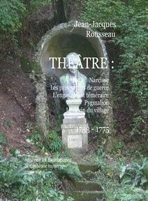 Un buste en pierre de Jean-Jacques Rousseau est exposé en plein air avec un texte environnant énumérant ses œuvres et ses dates : « Théâtre : Narcisse, Les prisonniers de guerre, etc., 1753-1775. Un buste en pierre de Jean-Jacques Rousseau est exposé en plein air avec un texte environnant énumérant ses œuvres et ses dates : « Théâtre : Narcisse, Les prisonniers de guerre, etc., 1753-1775.