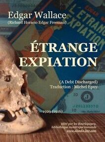 Couverture du livre français « Étrange Expiation » d'Edgar Wallace, représentant un crâne humain partiellement visible au premier plan et des livres en arrière-plan.
