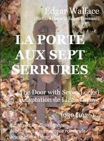 Couverture du livre « La Porte Aux Sept Serrures » d'Edgar Wallace. Le décor représente une vieille serrure rouillée au milieu de feuilles mortes.